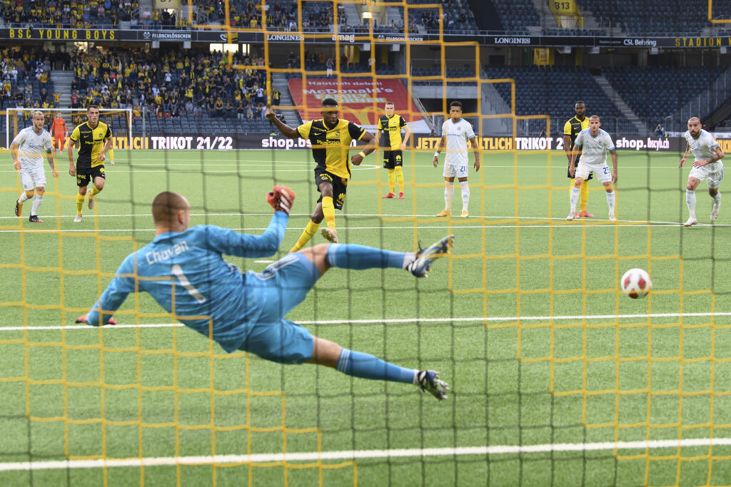 EBE 47 Bern - Na snímke uprostred útočník Bernu Jordan Siebatcheu strieľa gól z penalty, v popredí prekonaný brankár Slovana Adrián Chovan v odvete 2. predkola Ligy majstrov vo futbale Young Boys Bern - Slovan Bratislava v Berne 28. júla 2021. FOTO TASR/AP
Young Boys' Jordan Siebatcheu scores a penalty past Slovan Bratislava's goalkeeper Adrian Chovan, left, during the Champions League second qualifying round, second leg soccer match between Switzerland's Young Boys' Bern and Slovakia's SK
