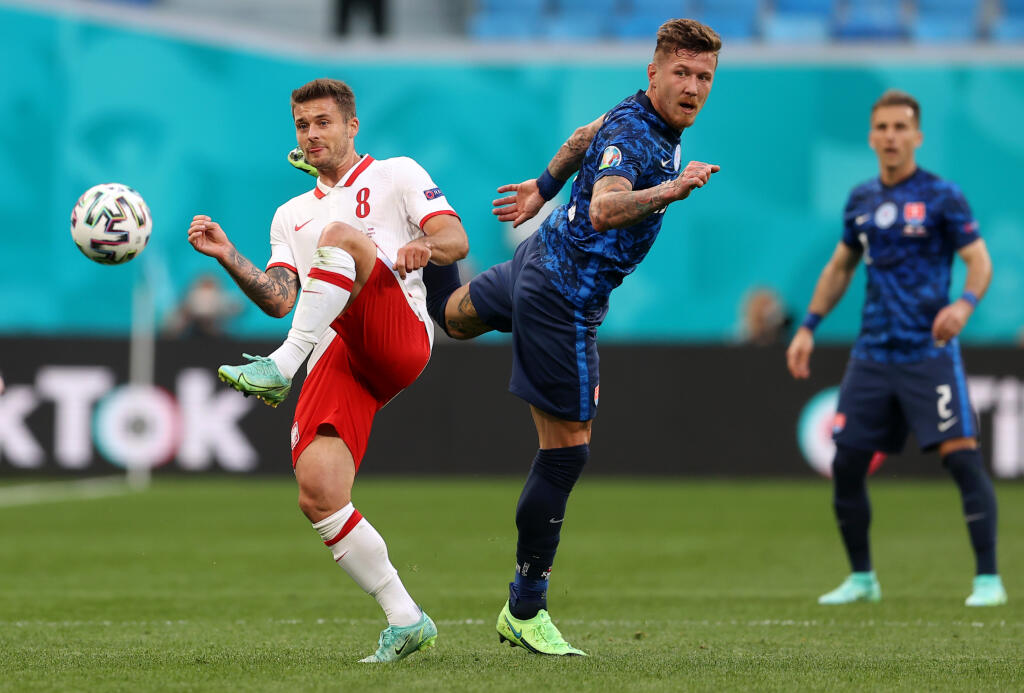 JURAJ KUCKA. Kocianovo hodnotenie: Páčilo sa mi, že os mužstva Škriniar-Hromada-Kucka-Hamšík-Duda fungovala veľmi dobre. Juraj sa podieľal na mnohých osobných súbojoch, ktoré povyhrával, mal tam aj jednu nebezpečnú strelu, takže si trúfol ísť aj dopredu a zakončiť.