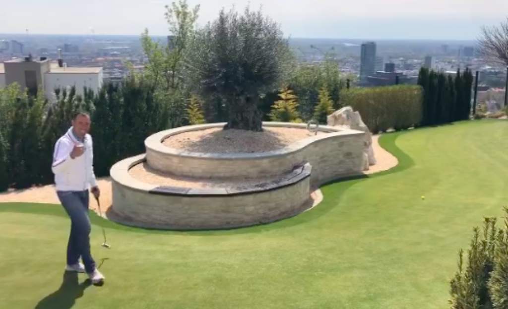 Pred pár dňami sa pochválil nielen dokonalým výhľadom na celú Bratislavu, ale aj tým, ako si užíva hraním golfu v pohodlí domova krásne slnečné počasie.