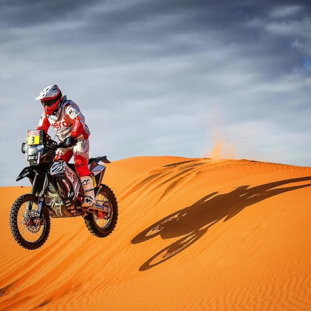 Portugalský motocyklista Paulo Goncalves (40) zahynul počas nedeľnej 7. etapy Rely Dakar. Podľa oficiálneho webu podujatia mal po 276 kilometroch trasy z Rijádu do Wadi Al-Dawasiru nehodu.