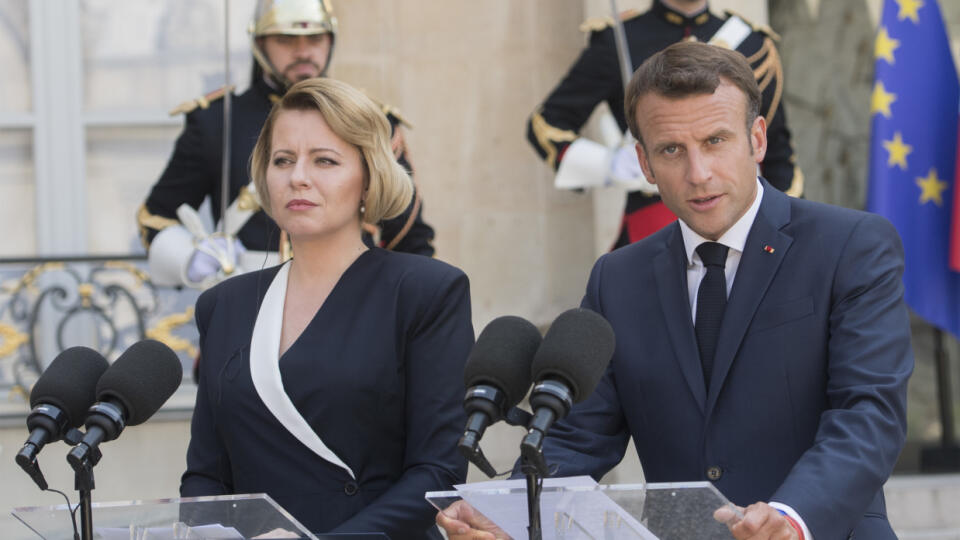 Francúzsky prezident Emmanuel Macron a prezidentka SR Zuzana Čaputová počas stretnutia 24. júla 2019 v Elyzejskom paláci v Paríži. Prezidentka SR Zuzana Čaputová pricestovala na dvojdňovú oficiálnu návštevu Francúzska.