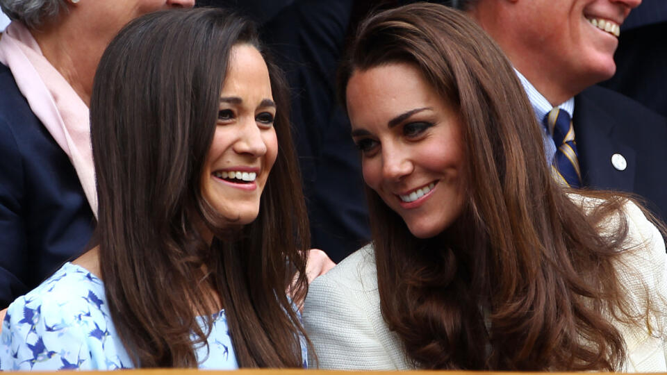 Sestry Pippa a Kate Middletonové na Wimbledone v roku 2012