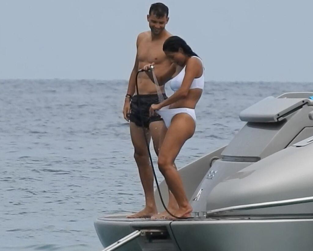O rok neskôr párik v St. Tropez. Pri besnení na luxusnej jachta v St. Tropez bola speváčka tak rozpálená, že musela zasahovať studená sprcha.