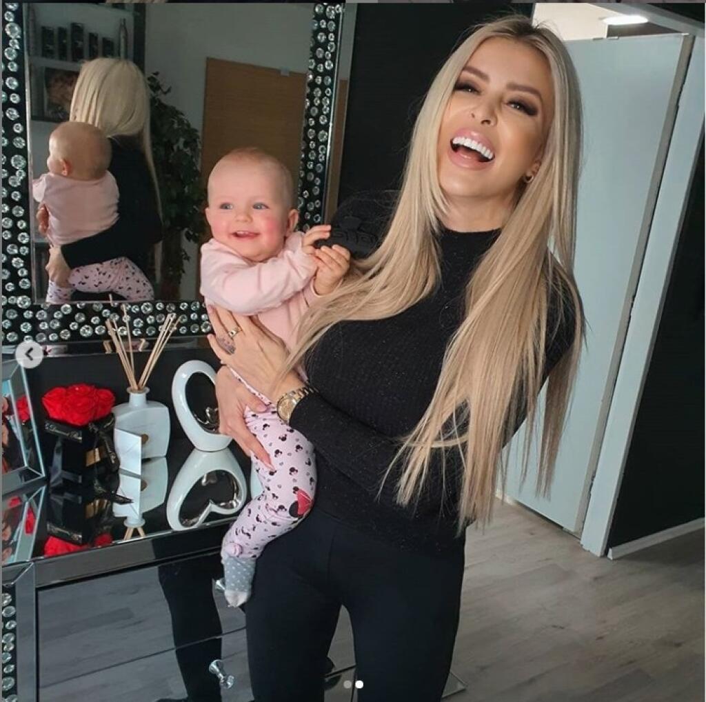 Playmate Lela Ceterová prezdradila, že so zápasníkom Karlosom Vémolom čakala dvojičky. O jedno dieťatko prišla. Vďačná je za dcérku Lili.