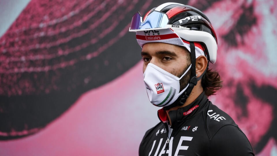 Kolumbijský cyklista Fernando Gaviria z tímu SAE Team Emirates s ochranným rúškom prichádza na štart 13. etapy 103. ročníka Giro d'Italia v piatok 16. októbra 2020.