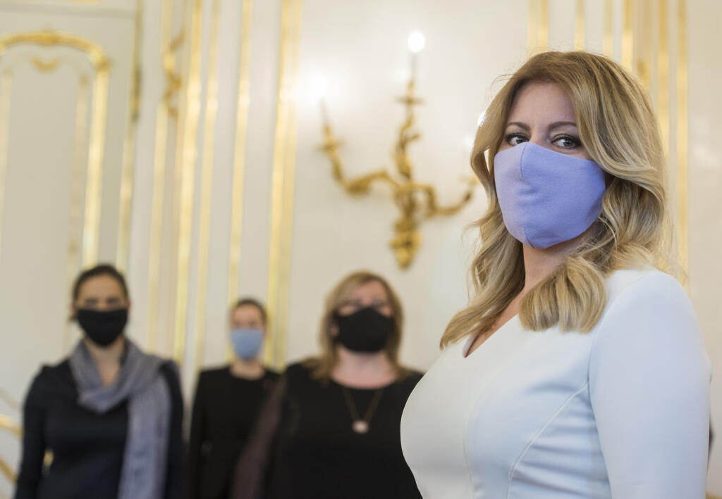 Prezidentka SR Zuzana Čaputová vymenovala nového predsedu Najvyššieho súdu SR Jána Šikutu (na snímke nie je) a v pozadí zľava ministerka spravodlivosti SR Mária Kolíková a predsedníčka Súdnej rady SR Lenka Praženková 20. mája 2020 v Bratislave. FOTO TASR - Martin Baumann