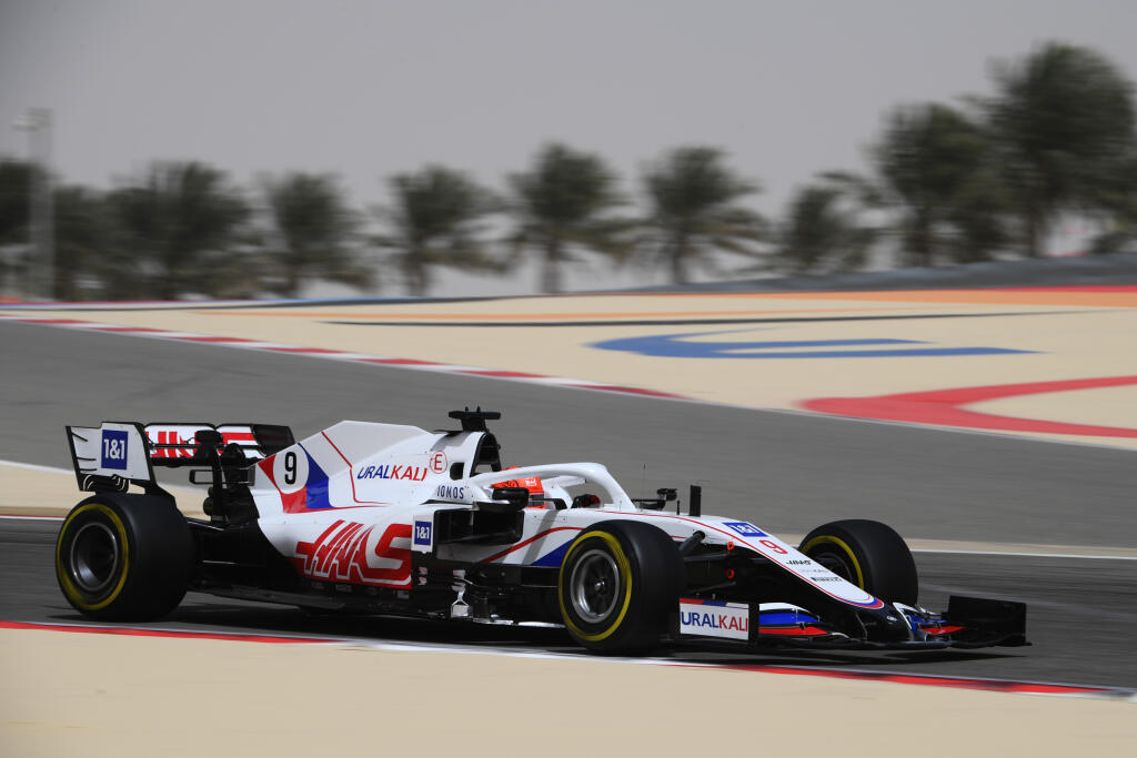 Ruský pretekár zažíva premiérovú sezónu v F1 v tíme Haas.