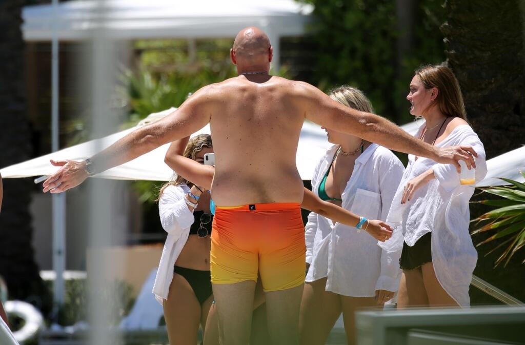 Tyson Fury nie je v zápasovej forme, ale aj tak bol ako magnet na ženy.