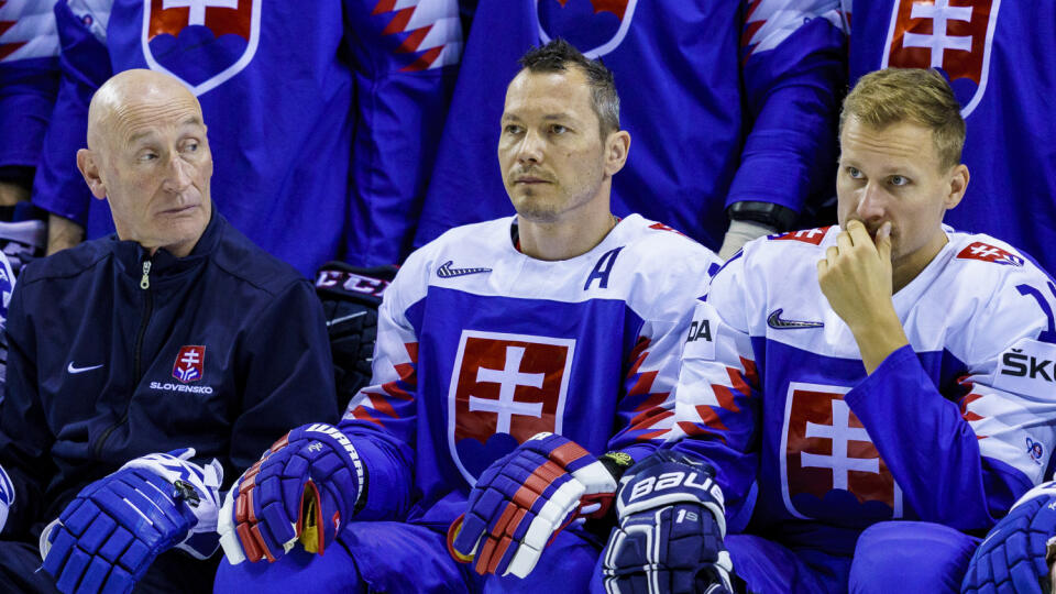 Tréner národného tímu Craig Ramsay, Ladislav Nagy a Richard Pánik. Práve Nagy si nedával servítku pred ústa a zbabraný duel s Nemeckom mu leží v žalúdku.