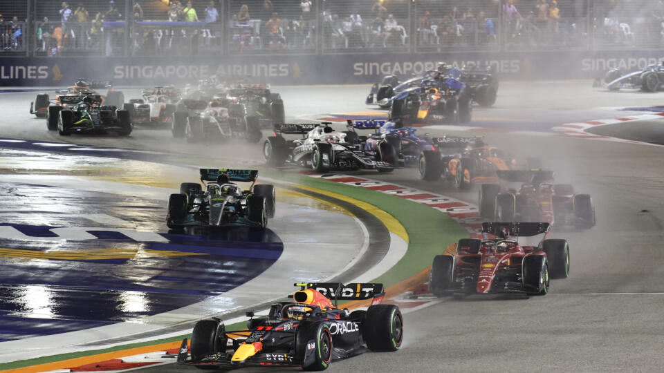 KK70 Singapur - Mexický jazdec F1 Sergio Perez z tímu Red Bull vedie tesne po štarte Veľkej ceny Singapuru formuly 1 na okruhu Marina Bay v Singapure 2. októbra 2022. FOTO TASR/AP
Red Bull driver Sergio Perez of Mexico leads the field soon after the start of the Singapore Formula One Grand Prix, at the Marina Bay City Circuit in Singapore, Sunday, Oct.2, 2022. (AP Photo/Danial Hakim)