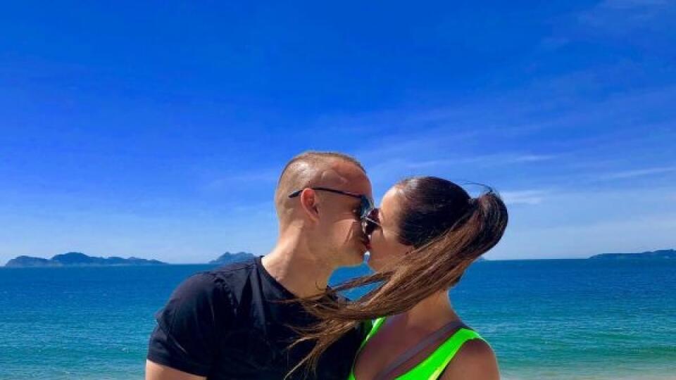 Slovenský futbalový reprezentant Stanislav Lobotka (24) si so zmenou pôsobiska ťažkú hlavu nerobí a so svojou novou láskou Danielou Nízlovou (33) sa vybral na veľkolepú párty na tureckú pláž.
