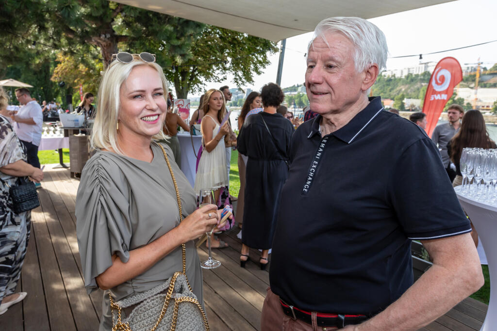 Narodeninová párty TV JOJ v reštaurácii Aušpic. Na snímke Emil Horváth a Michaela Čobejová.