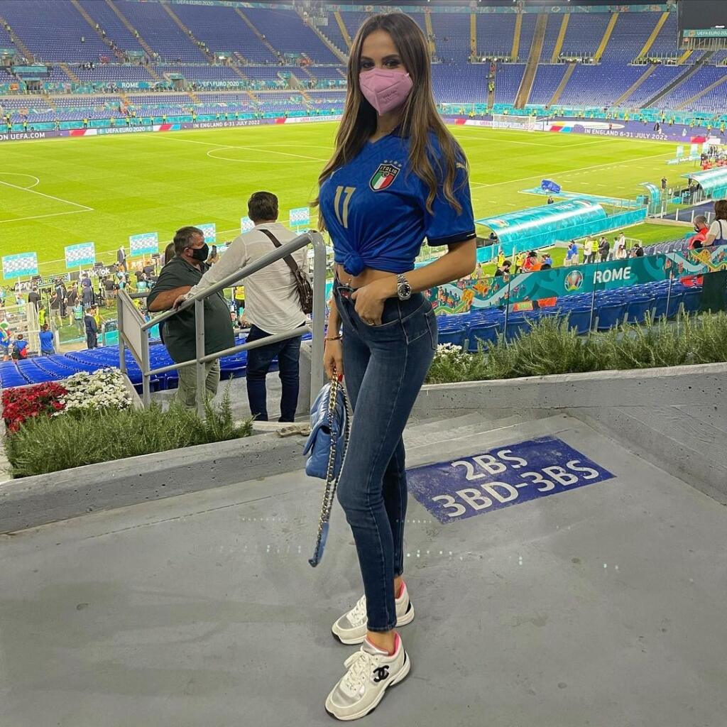 Immobileho manželka Jessica sa rada predvádza v plavkách.