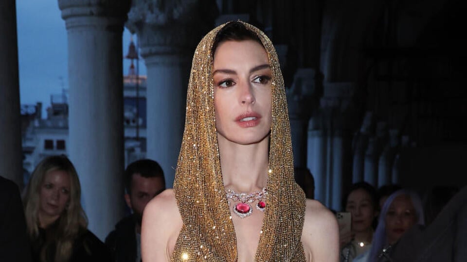 Anne Hathaway v róbe Versace a šperkami Bulgari.