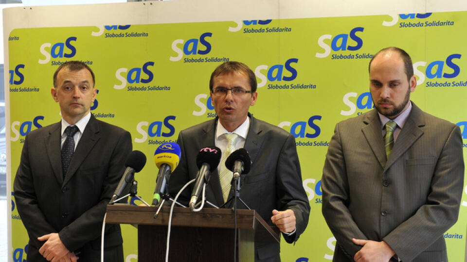 Zľava: Odborník pre dopravu Miroslav Ivan, podpredseda strany Ľubomír Galko a odborník pre energetiku Karol Galek počas tlačovej besedy SaS k chystanej privatizácii Carga.