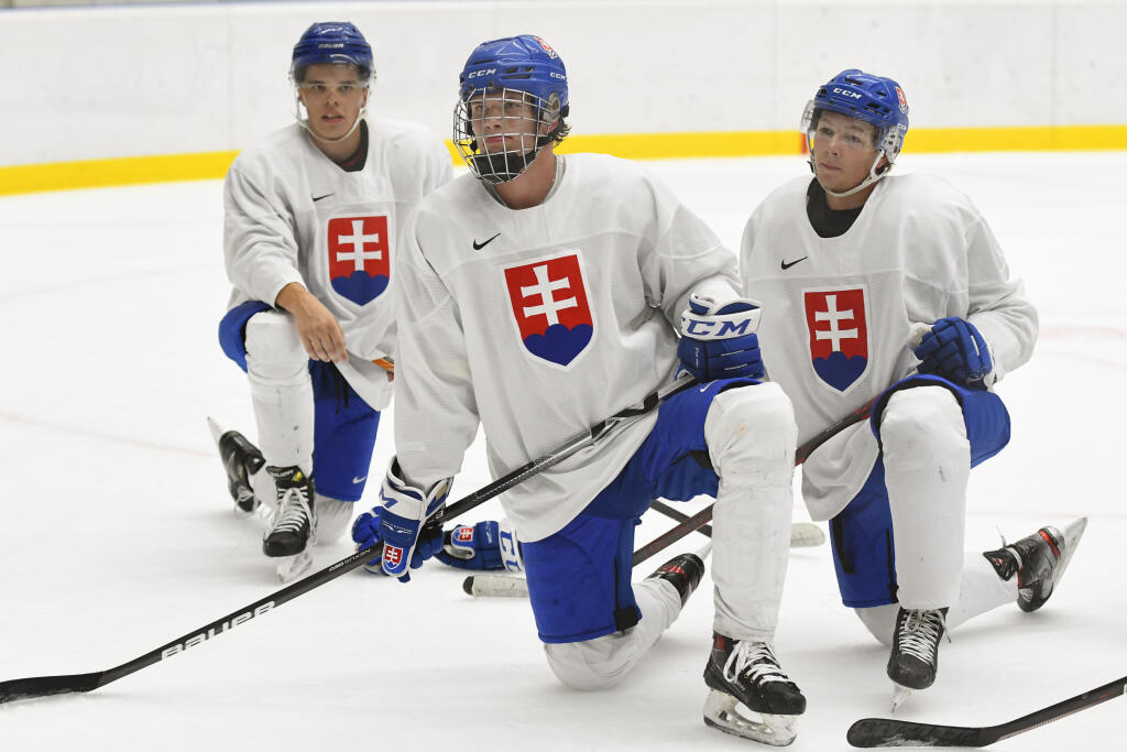 Slovenská hokejová reprezentácia do 20 rokov v Poprade počas prípravy na augustové IIHF majstrovstvá sveta U20. Na snímke uprostred Maxim Štrbák. V Poprade 18. júla 2022.