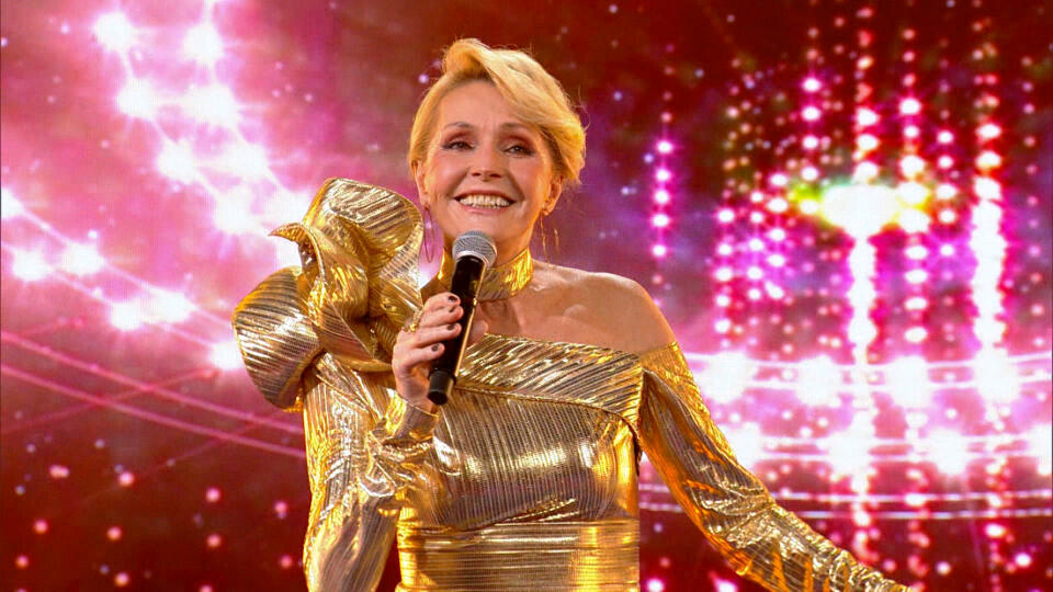 HELENA VONDRÁČKOVÁ v jednom zo svojich extravagantných kostýmov vystúpila v relácii Hit roka. Zlatý kostým navrhla jej dvorná návrhárka TATIANA KOVAŘÍKOVÁ. Vystavujú ho v Tancujúcom dome v Prahe.