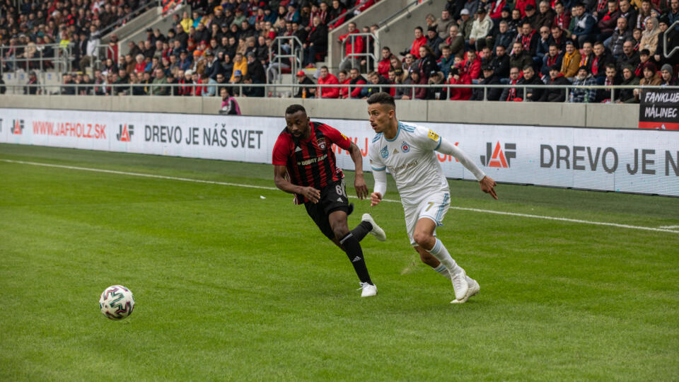 Futbaloví zápas medzi FC Spartak Trnava a ŠK Slovan na Trnavskom štadióne.