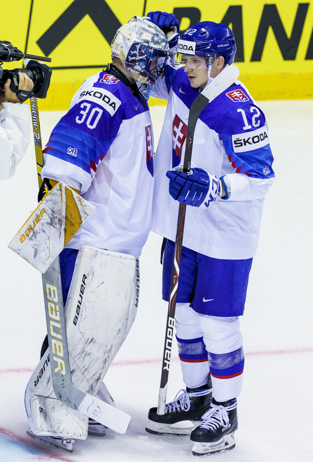 Na snímke Denis Godla a Dávid Bondra počas zápasu A skupiny Majstrovstiev sveta v ľadovom hokeji medzi Slovenskom a Veľkou Britániou.