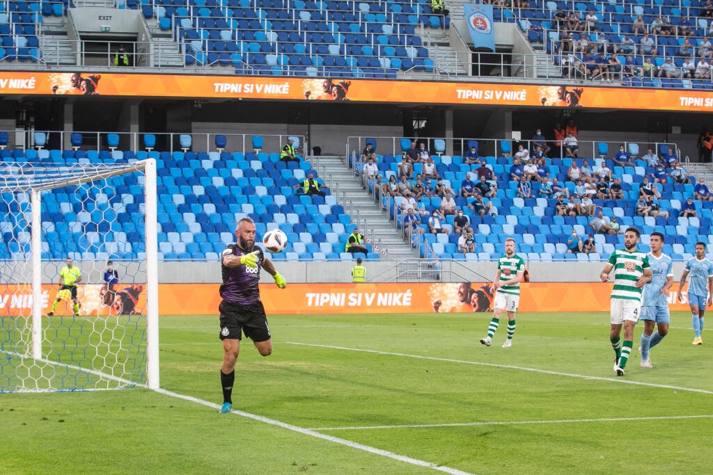 Zápas 1. kola Ligy majstrov medzi futbalistami Slovana Bratislava a írskeho Shamrocku Rovers.