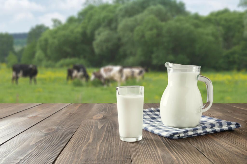 Fresh,Milk,In,Glass,On,Dark,Wooden,Tabletop,And,Blurred