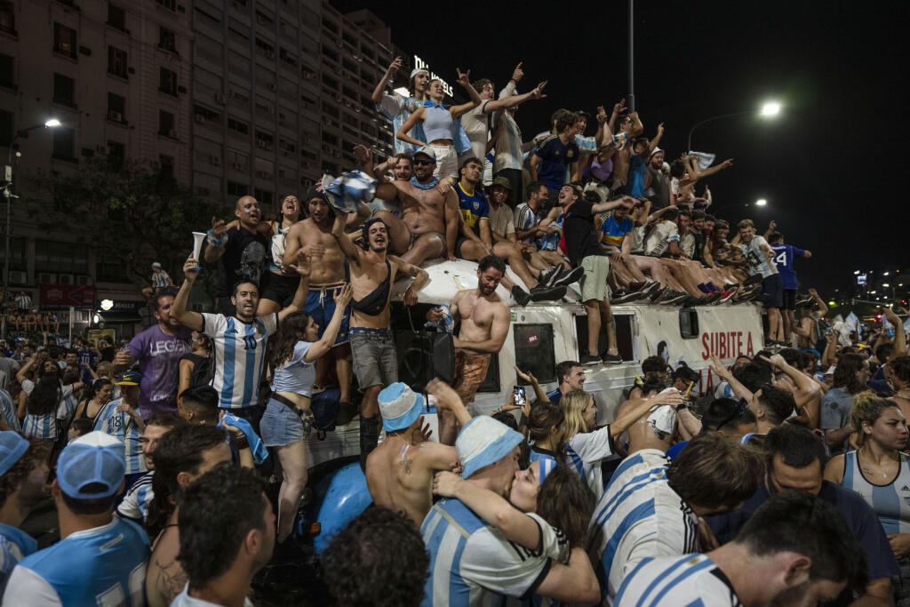 Ako informovali médiá, argentínskych majstrov sveta vítalo v uliciach Buenos Aires až päť miliónov fanúšikov. Mnohí z nich to svojou eufóriou preháňali...