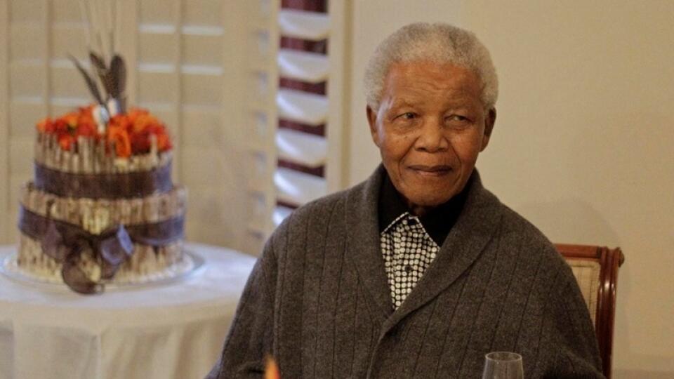 Nelson Mandela sa drží statočne.