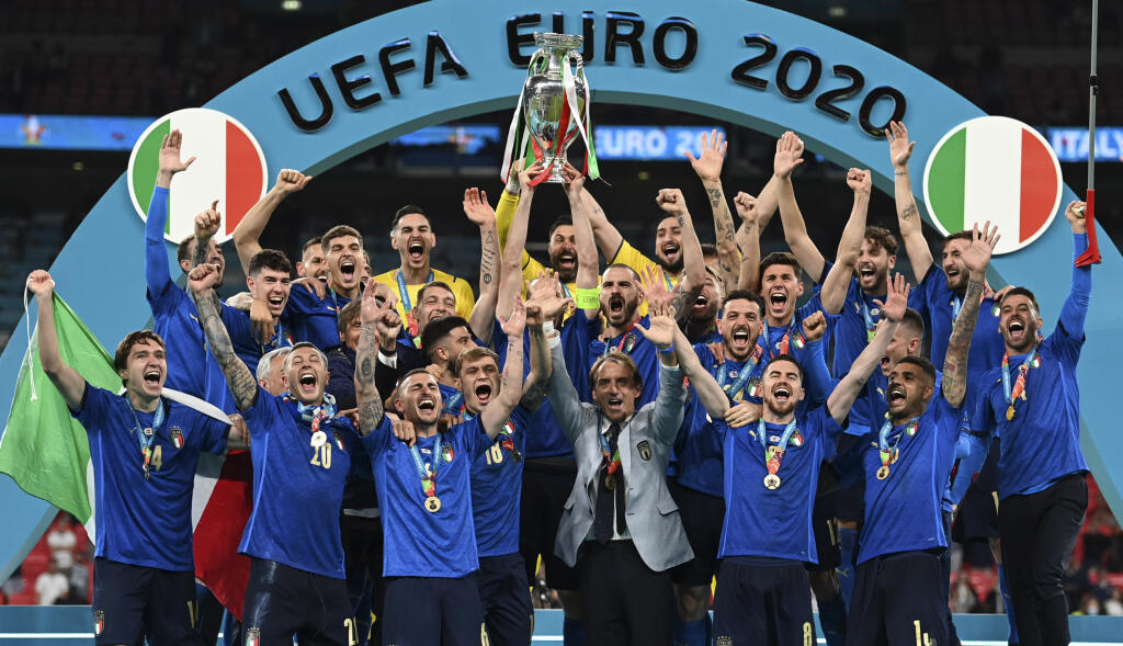 WA 4 Londýn - Talianski futbalisti pózujú s majstrovskou trofejou po výhre vo finálovom zápase Anglicko - Taliansko na EURO 2020 vo futbale v londýnskom Wembley 11. júla 2021. FOTO TASR/AP
Italy's team celebrates with the trophy on the podium after winning the Euro 2020 soccer championship final between England and Italy at Wembley stadium in London, Sunday, July 11, 2021. (Michael Regan/Pool via AP)