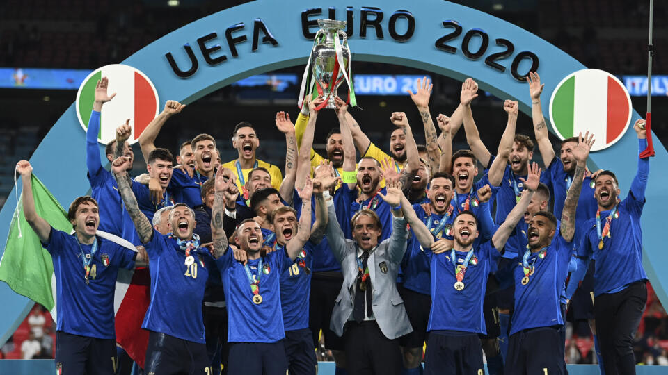 Talianski futbalisti pózujú s majstrovskou trofejou po výhre vo finálovom zápase Anglicko - Taliansko na EURO 2020 vo futbale v londýnskom Wembley 11. júla 2021.