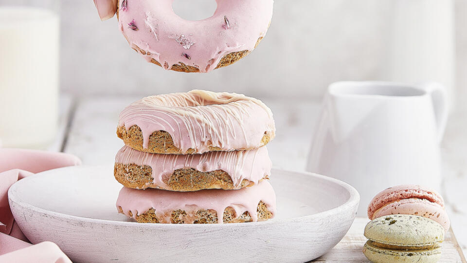 Donutky s ružovou cukrovou polevou