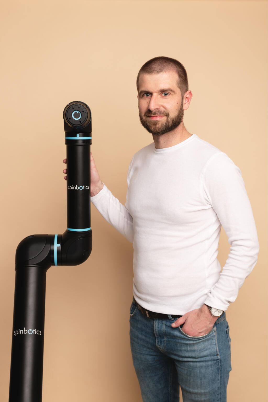 Na obrázku zakladateľš firmy Spinbotics Peter Tkáč. 