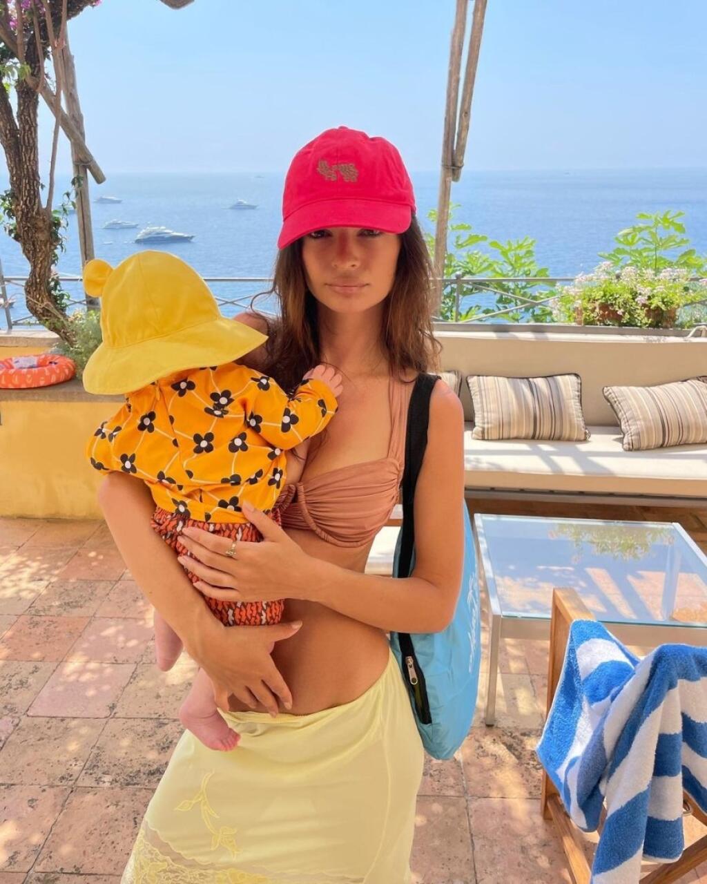 Čerstvá mama, supermodelka Emily Ratajkowski oslávila 30-tku na karibských ostrovoch.