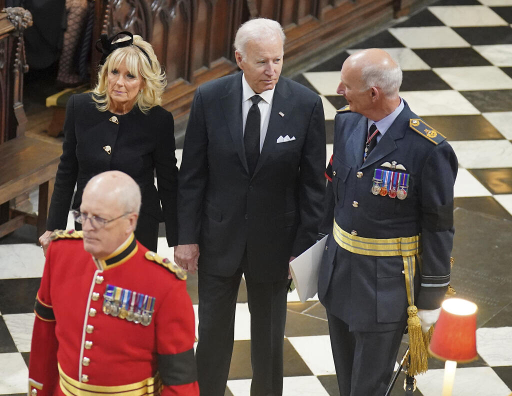 Americký prezident Joe Biden (druhý vpravo) a prvá dáma Spojených štátov Jill Bidenová prichádzajú na štátny pohreb britskej kráľovnej Alžbety II. do Westminsterského opátstva v Londýne v pondelok 19. septembra 2022. FOTO TASR/AP