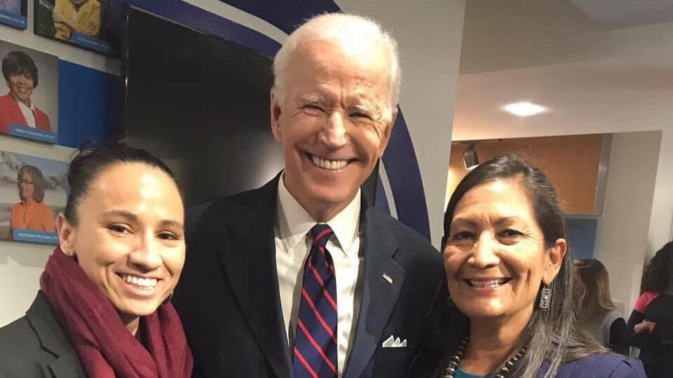 Deb Haaland, vpravo, a Joe Biden