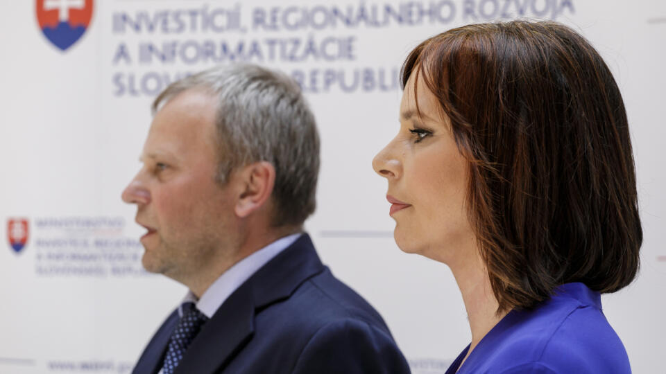 Na snímke vpravo podpredsedníčka vlády a ministerka investícií, regionálneho rozvoja a informatizácie SR Veronika Remišová so svojím štátnym tajomníkom Vladimírom Ledeckým počas tlačovej konferencie na tému koniec rodinkárstva a klientelizmu v najmenej rozvinutých okresoch v Bratislave 9. júla 2020. FOTO TASR - Dano Veselský