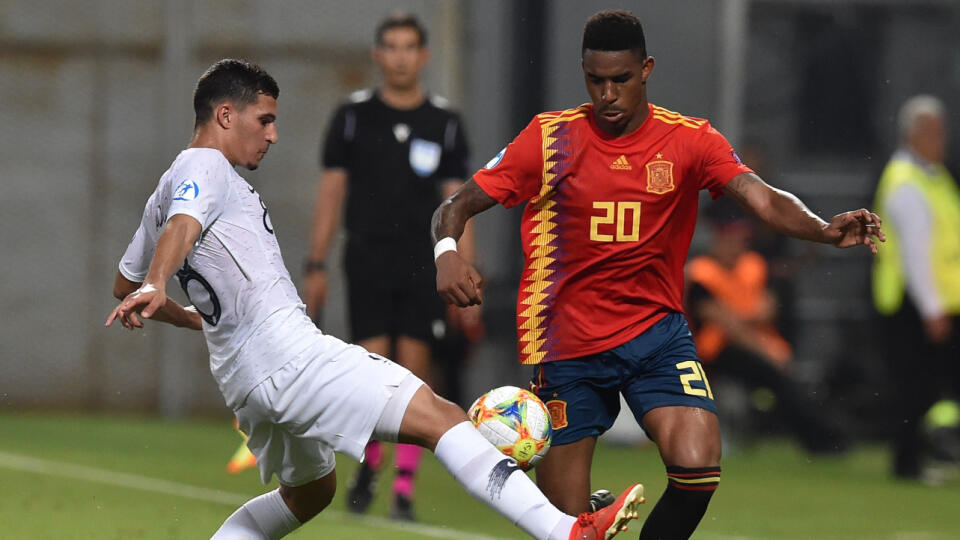 Z Betisu Sevilla kúpil FC Barcelona ľavého obrancu Juniora Firpa (vpravo).