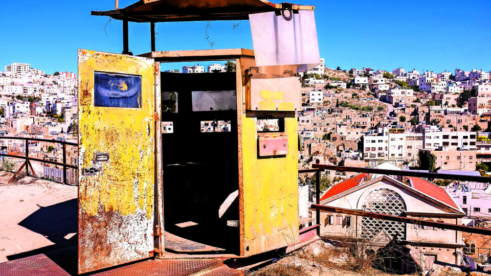 V PALESTÍNSKOM HEBRONE Opustené vojenské stanovište.