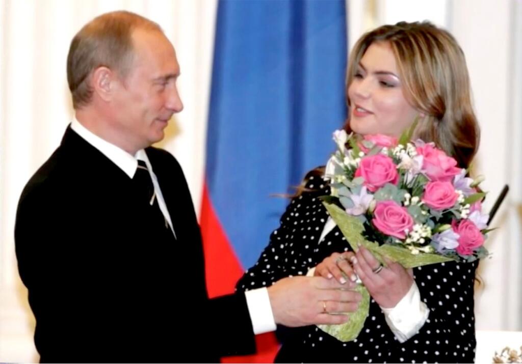 Putin v roku 2013 ohlásil odlúčenie od manželky Ľudmily po 30 rokoch manželstva. Prezident Ruska ju mal vymeniť za bývalú gymnastku Alinu Kabajevovú. Hoci vzťah nikdy nepotvrdil, médiá dokonca informovali, že spolu majú až štyri deti.