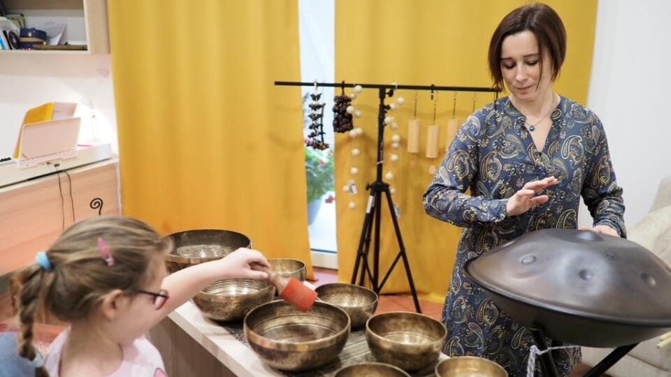 Gabriela Timková pripravuje choré deti na život tiež hrou na plechovom handpane.
