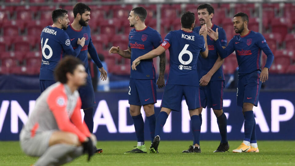 Radosť futbalistov Atletica Madrid po jednom z dvoch gólov do siete FC Sevilla.