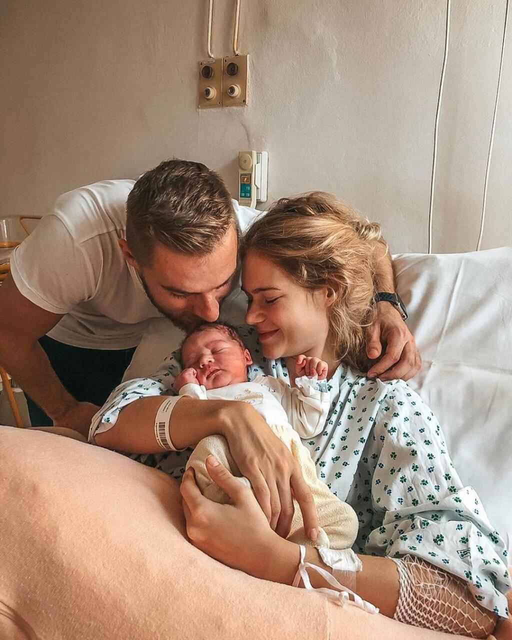 Hokejista Adam Jánošík sa so synom Alexom a partnerkou Alexandrou fotil rovno v nemocnici.