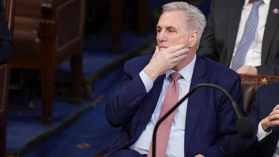 KK5 Washington - Republikán Kevin McCarthy počas druhého kola hlasovania predsedu Snemovne reprezentantov amerického Kongresu 3. januára 2023 vo Washingtone. Snemovňa reprezentantov amerického Kongresu odročila v utorok svoje prvé zasadnutie po tom, čo si jej členovia nedokázali ani po troch kolách hlasovania zvoliť nového predsedu. FOTO TASR/AP
Rep. Kevin McCarthy, R-Calif., listens as the second round of votes are cast for the next Speaker of the House on the opening day of the 118th Congress