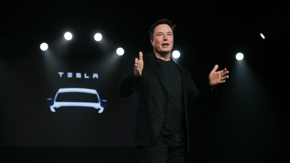 KK12 Hawthorne - Na archívnej snímke z 14. marca 2019 šéf spoločnosti Tesla Elon Musk hovorí v americkom Hawthorne. Americký výrobca elektromobilov Tesla vybuduje v Berlíne svoj prvý závod v Európe, ako aj a výskumné a vývojové centrum. Oznámil to šéf spoločnosti Elon Musk. Dodal, že o Spojenom kráľovstve vo svojich plánoch neuvažuje. Dôvodom je brexit a s ním spojená neistota. FOTO TASR/AP
FILE- In this March 14, 2019, file photo Tesla CEO Elon Musk speaks before unveiling the Model Y at Tesla