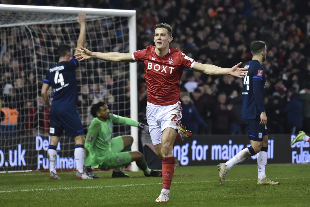 Na snímke hráč Nottinghamu Ryan Yates oslavuje druhý gól v zápase 5. kola anglického FA Cupu vo futbale medzi Nottingham Forest a Huddersfield Town.