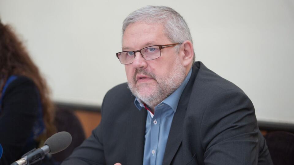Na snímke generálny riaditeľ Múzea SNP, historik a mestský poslanec Stanislav Mičev oznamuje, že sa chce v jesenných voľbách do samosprávnych krajov uchádzať o post predsedu Banskobystrického samosprávneho kraja (BBSK) na tlačovej konferencii v Banskej Bystrici 4. apríla 2017. FOTO TASR - Branislav Račko