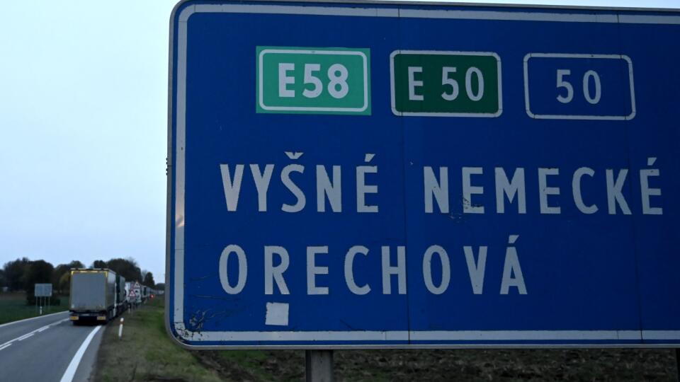 Na snímke 16 kilometrov dlhá kolóna kamiónov od hraničného priechodu Vyšné Nemecké až po obec Nižná Rybnica v okrese Sobrance podvečer 10. novembra 2023.