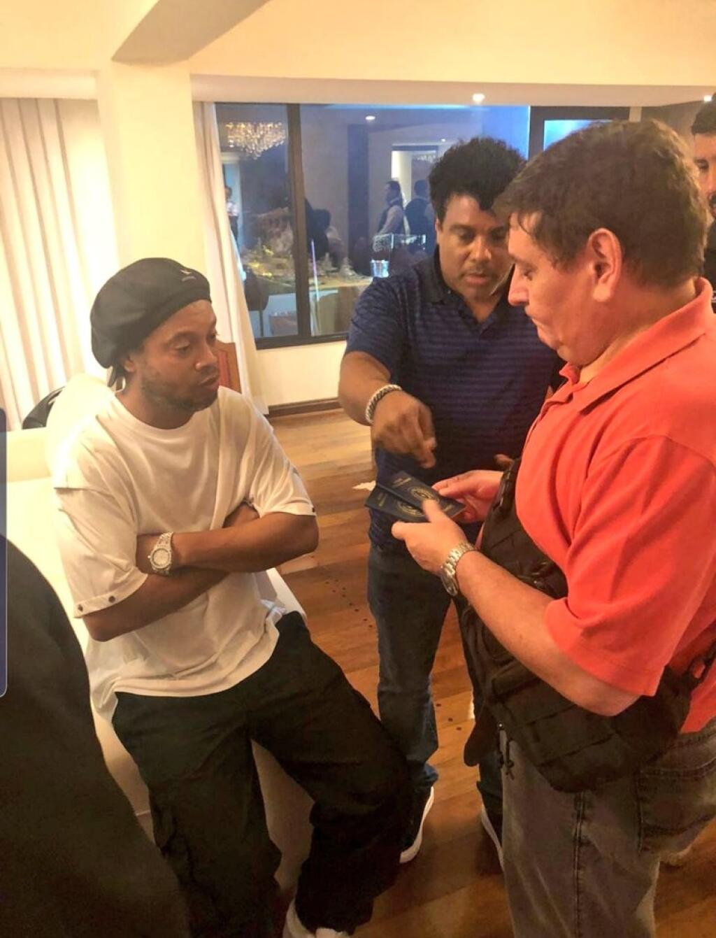 Ronaldinha zatkli priamo v luxusnom hoteli, kde bol ubytovaný spolu s bratom.