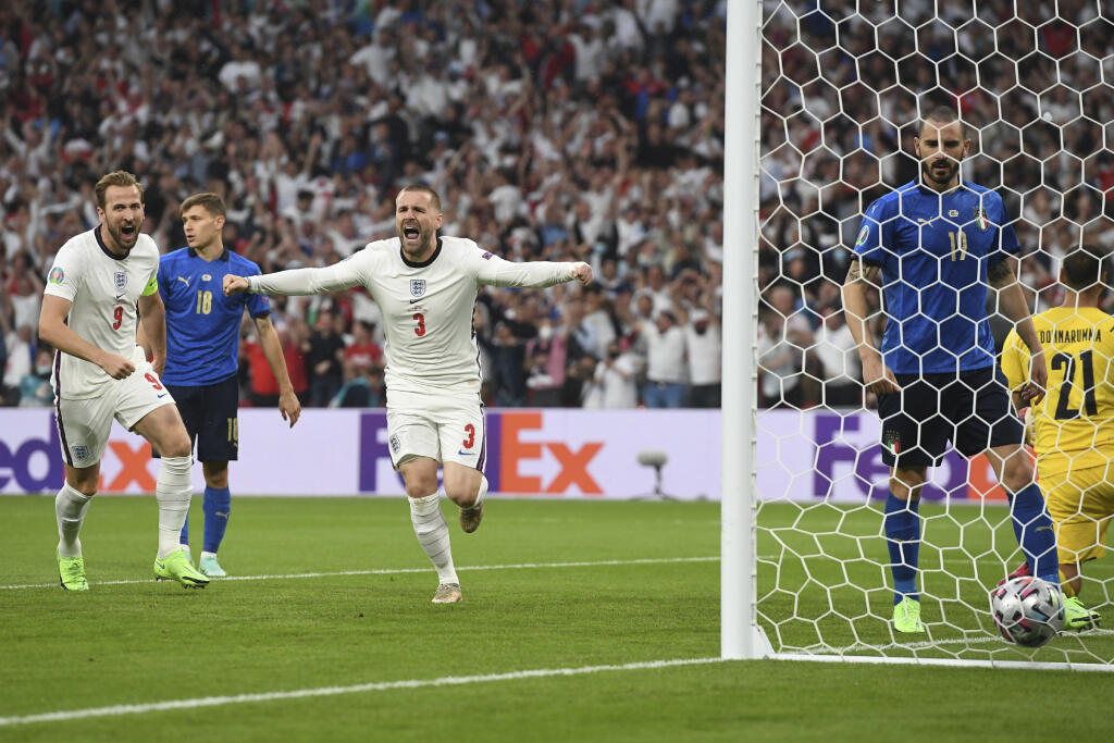 WA 33 Londýn - Anglický futbalista Luke Shaw (uprostred) sa teší po strelení úvodného gólu vo finálovom zápase Anglicko - Taliansko na EURO 2020 vo futbale v londýnskom Wembley 11. júla 2021. FOTO TASR/AP
England's Luke Shaw, center, celebrates after scoring his side's opening goal during the Euro 2020 soccer final match between England and Italy at Wembley stadium in London, Sunday, July 11, 2021. (Andy Rain/Pool Photo via AP)