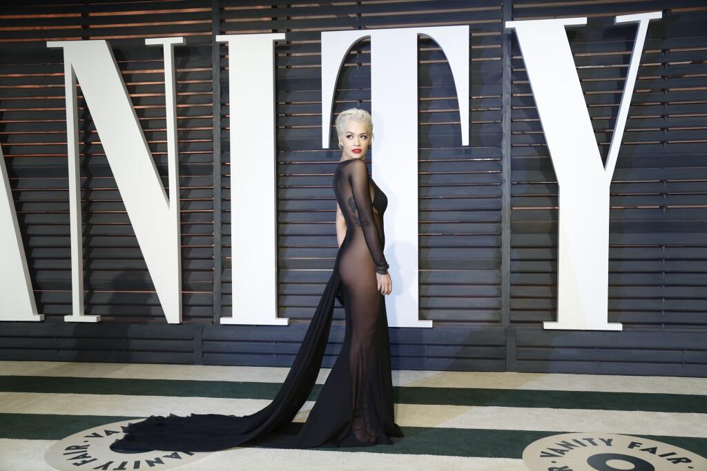 Rita Ora má sexi krivky.