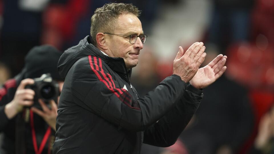 KK74 Manchester - Tréner Ralf Rangnick z Manchestru United sa teší na konci zápasu 15. kola anglickej Premier League Manchester United - Crystal Palace 5. decembra 2021 v Manchestri. FOTO TASR/AP
Manchester United's manager Ralf Rangnick celebrates at the end of the English Premier League soccer match between Manchester United and Crystal Palace at Old Trafford stadium in Manchester, England, Sunday, Dec. 5, 2021. (AP Photo/Jon Super)